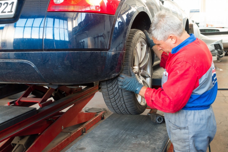 vitrine-TENDE-min_auto_repair_repair_lift_auto_mechanic_work_clothes_master_professional_man_of_the_fold-685629